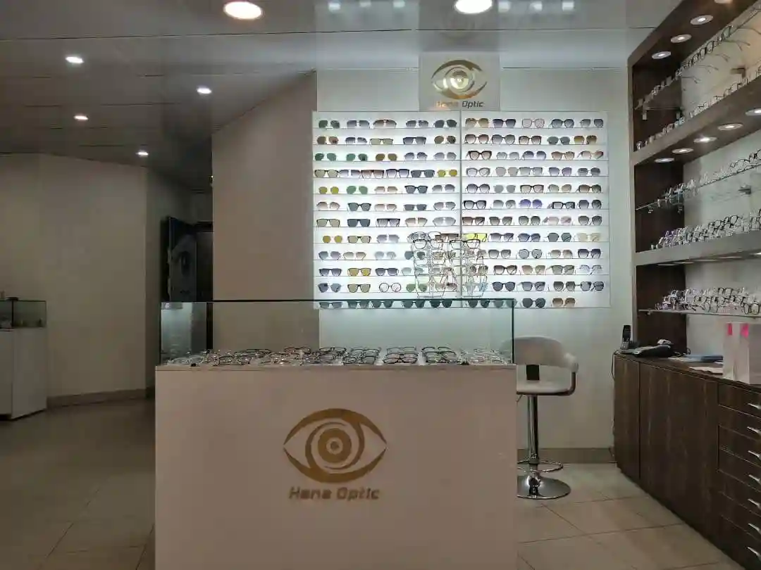 عینک سازی و تعیین نمره چشم هانا