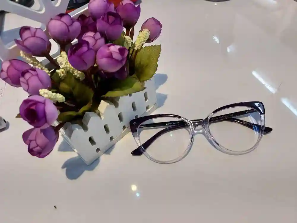 .مرکزبینایی سنجی وگالری عینک شریف