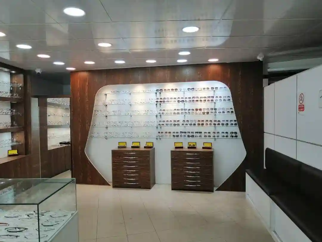 عینک سازی و تعیین نمره چشم هانا