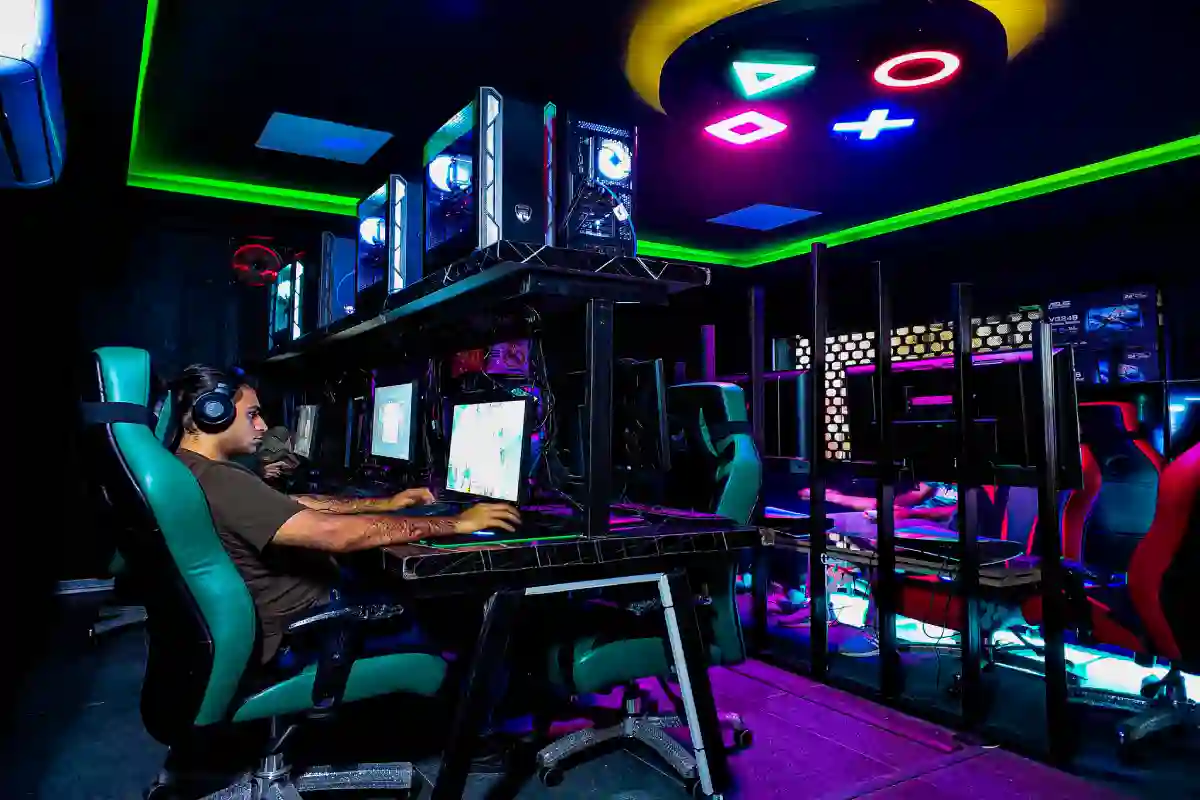 گیم سنتربزرگ Lgc (با رزرویشن شبانه روزی)