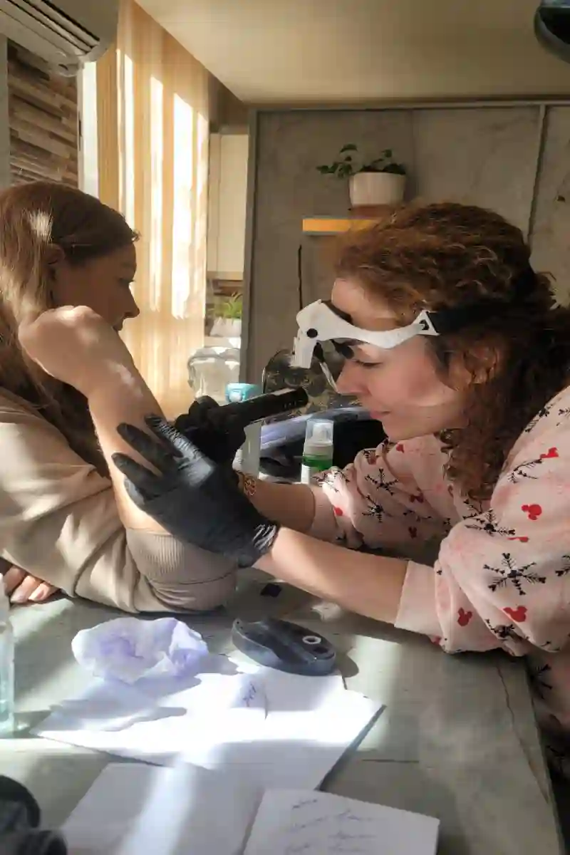 آرایش دائم و تاتوی بدن سحر